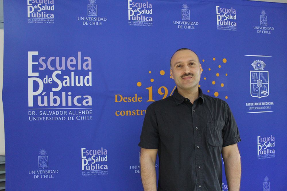 El psiquiatra Simón Guendelman participó del conversatorio “Neurobiología del cuidador/a” que organizó Escuela de Salud Pública de la U. de Chile.